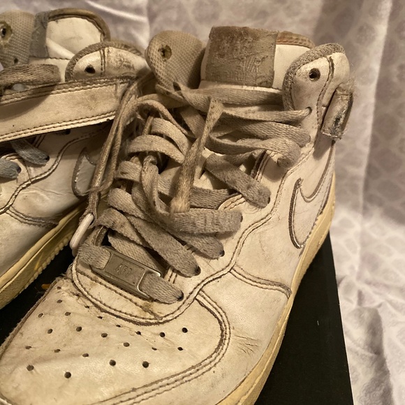 Boys Youth White HighTop Air Force 1s. - Picture 2 of 4